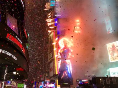 タイムズスクエアのカウントダウンは、もはや武者修行！？事前準備と3つの心得！！